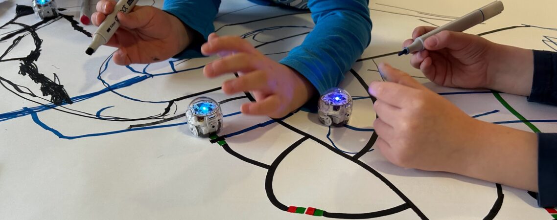 MINTresse wecken: Kinder programmieren Ozobots mit Farblinen und Codes